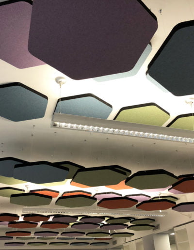 Pannelli fonoassorbenti esagonali colorati a soffitto