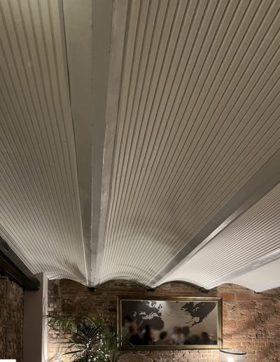 Vertigo di Impact Acoustic rivestimento bianco soffitto a volte