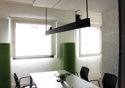 Acustica in sala riunioni e pannelli acustici a soffitto e parete