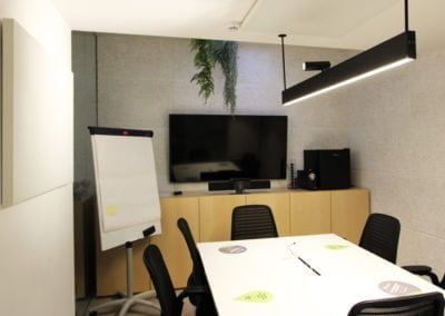 Acustica in sala riunioni con pannelli fonoassorbenti rettangolari
