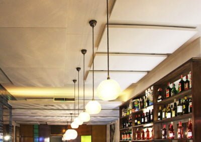 Pannelli fonoassorbenti per ristorante a soffitto bianchi