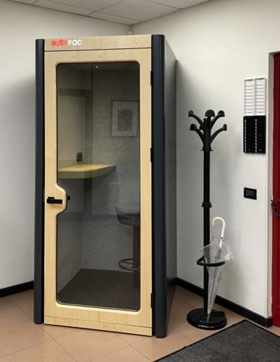 Phone booth con telaio porta in legno chiaro