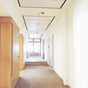 Reverberación en pasillo y confort acústico en lugares de trabajo