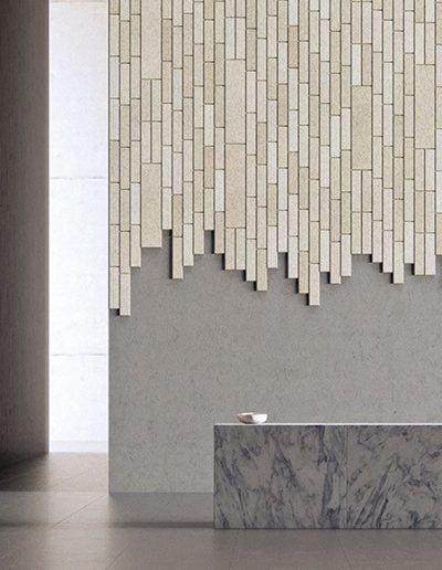 Acústica y diseño tiles de madera a pared vertical hall