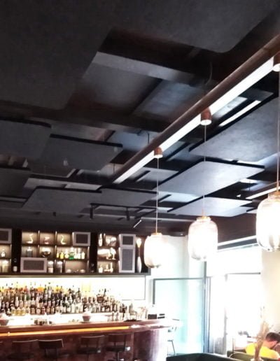 Paneles fibra poliéster negros suspendido techo restaurante