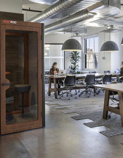 Cabinas insonorizadas para videollamadas privacidad en sala de estudio