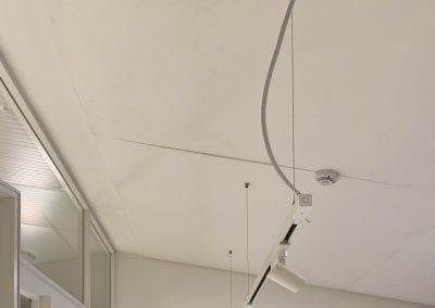 Acústica sostenible con paneles a techo y pared blancos