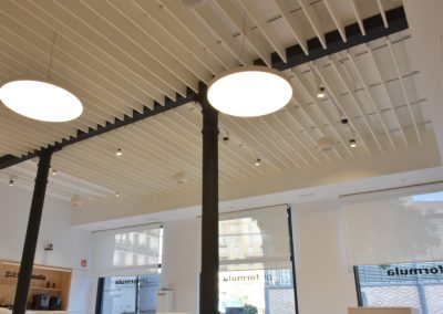 Baffles a soffitto in feltro di poliestere bianco per spazi condivisi