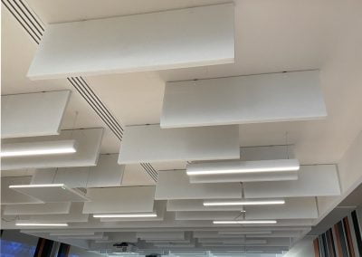 Corrección acústica universidades bafles suspendidos a techo