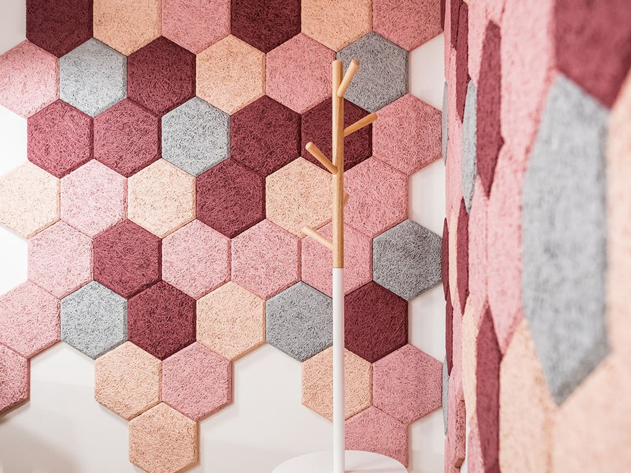 Paneles acústicos sostenibles tiles hexagonales rosa