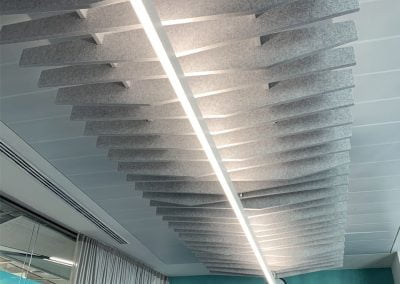 Intervento di progettazione acustica baffles in feltro di poliestere a soffitto