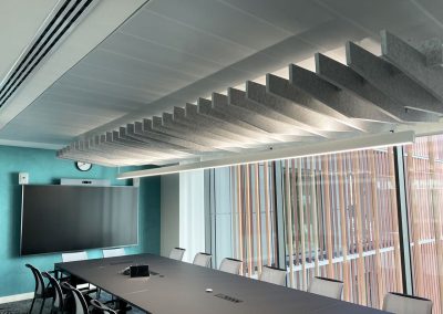 Intervento di progettazione acustica baffles fonoassorbenti a soffitto