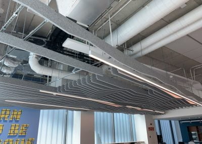 Intervento di progettazione acustica baffles grigi sospesi a soffitto
