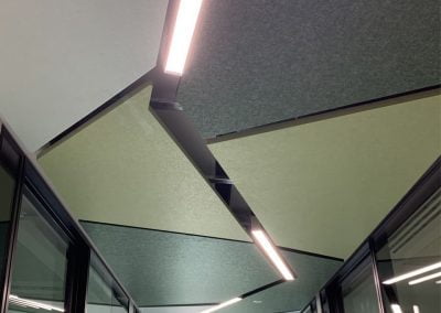 Intervento di progettazione acustica controsoffitto di design verde