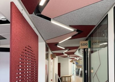 Intervento di progettazione acustica pannelli a soffitto e tenda acustica
