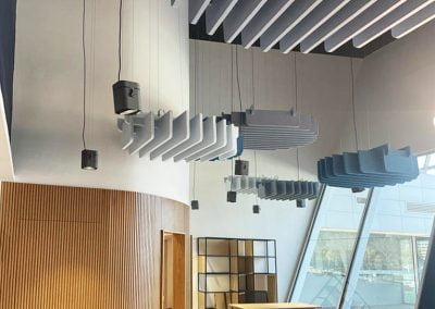 Isole fonoassorbenti a soffitto colorati acustica negli ambienti di lavoro