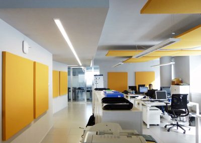 Paneles acústicos oficinas a techo y pared de colores