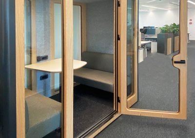 Cabina insonorizzata per ufficio grande per meeting con pareti laccate nere