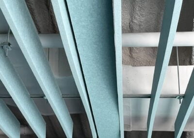 Acústica y diseño detalle bafles a techo absorción acústica