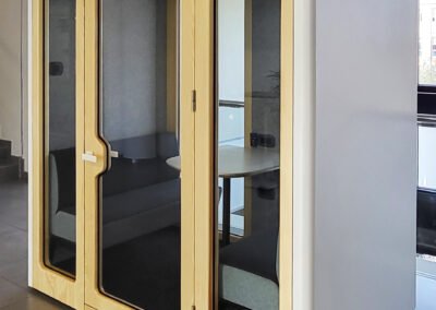 Cabina acústica grande para oficinas paredes externas lacadas de blanco