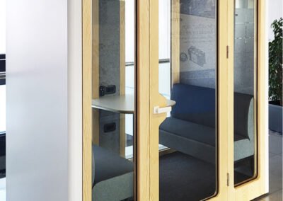 Cabina acústica grande para reuniones de trabajo en la oficinas
