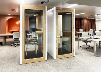 Phone booth per ufficio con pareti in legno laccate di bianco