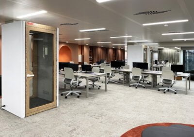 Phone booth per ufficio con telaio in legno chiaro