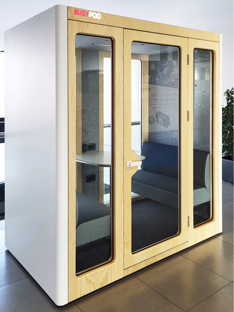 Cabina acústica grande para reuniones de trabajo en la oficinas Cabina acústica grande para reuniones de trabajo en la oficinas